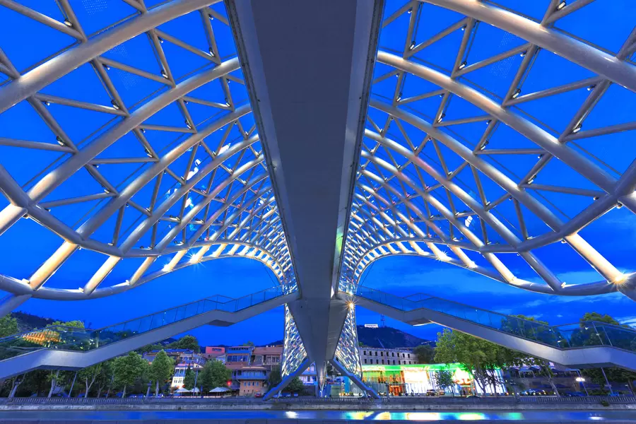 Rangka baja Jembatan Perdamaian di Tbilisi