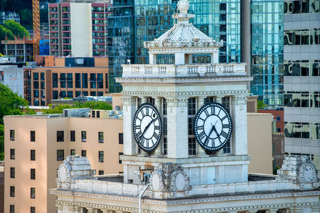 Uhr an einem Gebäude in Portland