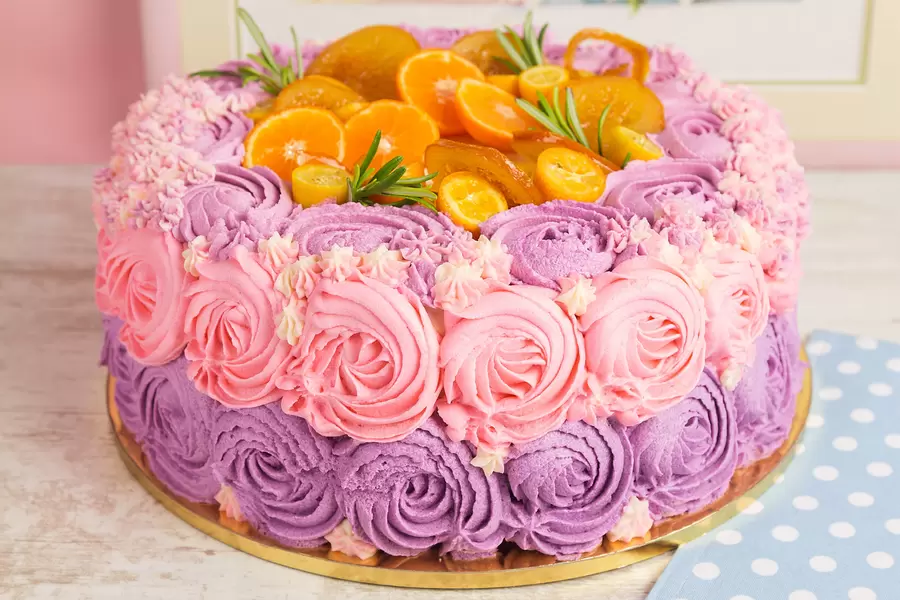 クリームとオレンジのケーキ