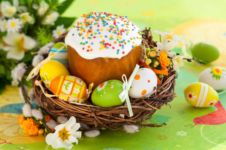 Easter cake and colorful eggs