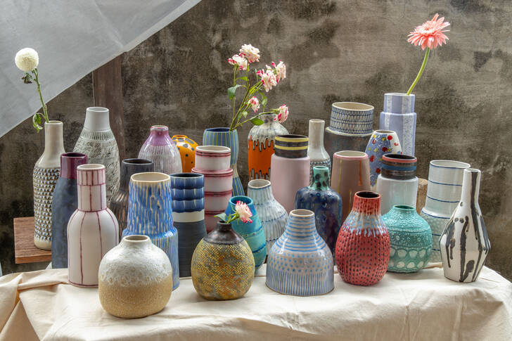 Keramické vázy na stole