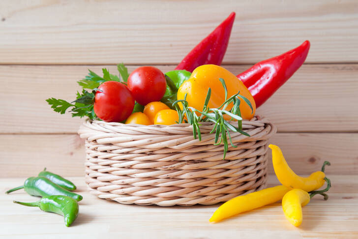 Verduras y verduras en una cesta