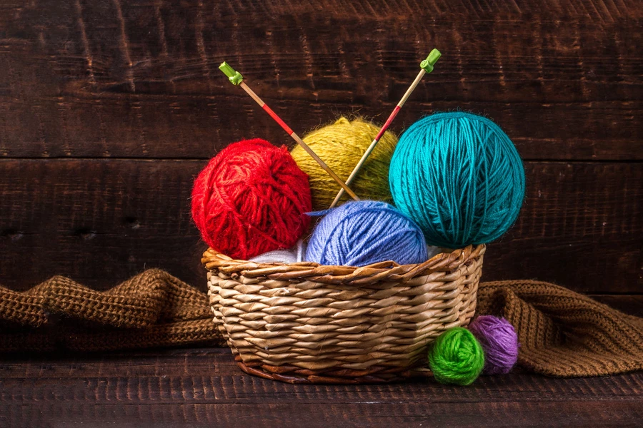Fils à tricoter dans un panier