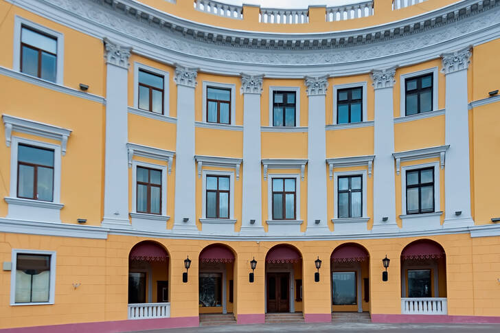 Facciata di un vecchio edificio a Odessa
