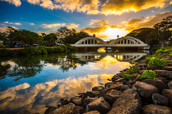 Salida del sol sobre el puente de Anahulu