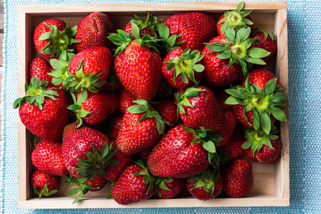 Mogna jordgubbar i en trälåda