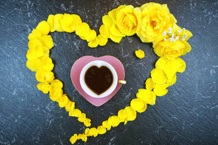 Чашка в сердце из желтых роз
