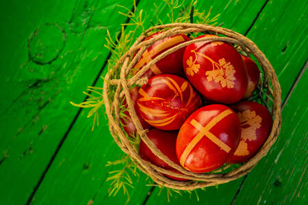 Ovos de Páscoa em uma cesta