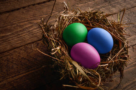 Huevos de Pascua en un nido de paja