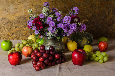 Blumenstrauß und Früchte auf dem Tisch