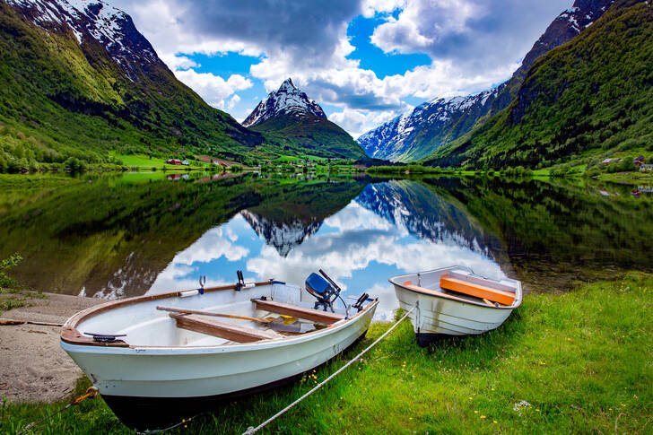 Lago en las montañas de Noruega