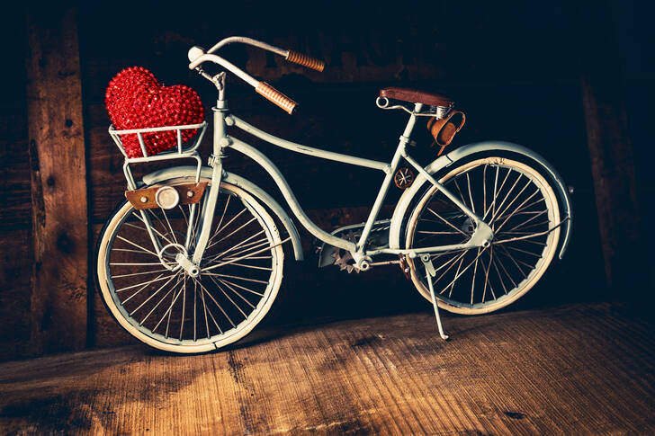 Bicicleta vieja con un corazón rojo