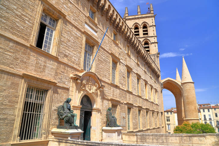 La fachada de la Universidad de Medicina en Montpellier