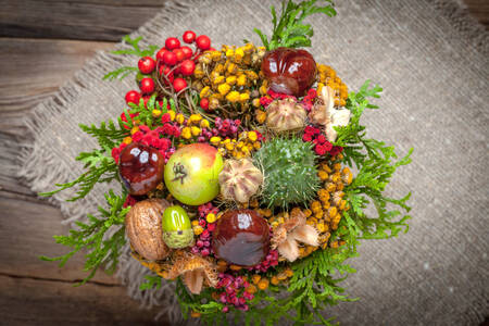 Blumenstrauß aus Beeren und Pflanzen