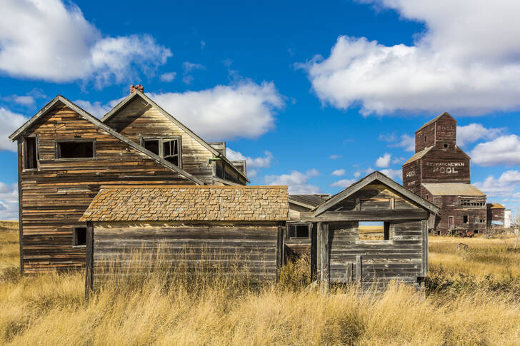 Abandoned buildings in the city of Bents