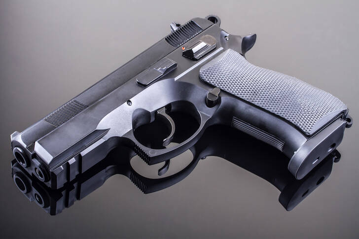 9 mm pistol på bordet