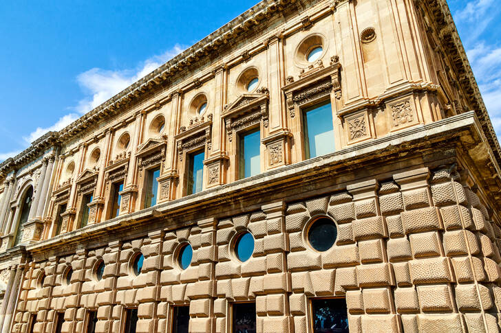 La facciata del castello dell'Alhambra a Granada