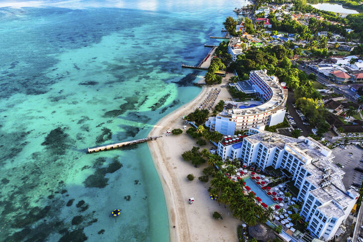 Pogled iz vazduha na plažu u Montego Beju, Jamajka