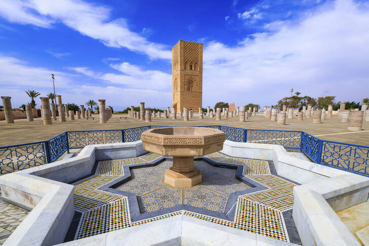 Pohled na věž Hassan v Rabatu