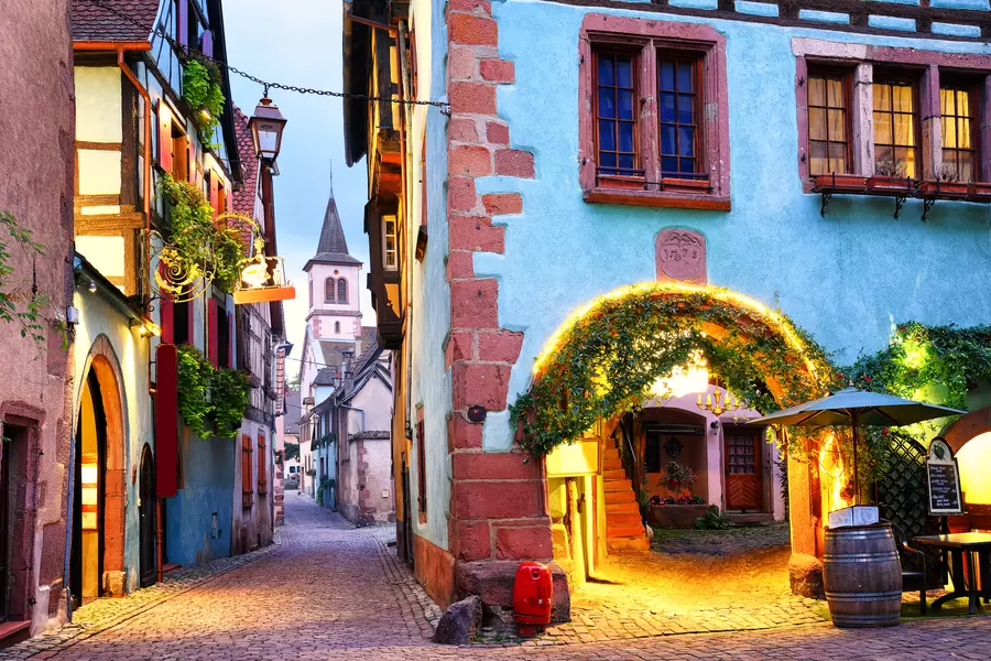 Malerische Straße im Dorf Riquwir
