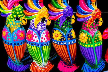 Papagaios de cerâmica coloridos