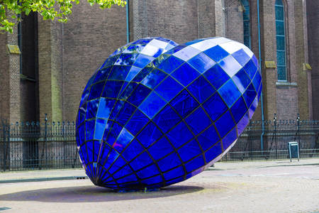 Escultura de corazón azul