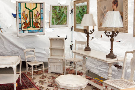 Vita antika möbler