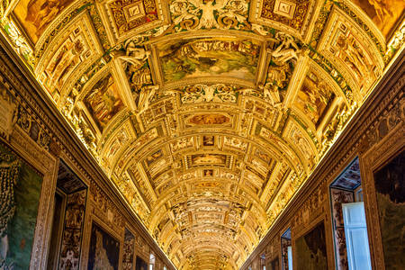 Потолок галереи в музее Ватикана
