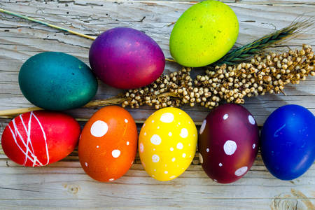 Великденски яйца на дървен фон