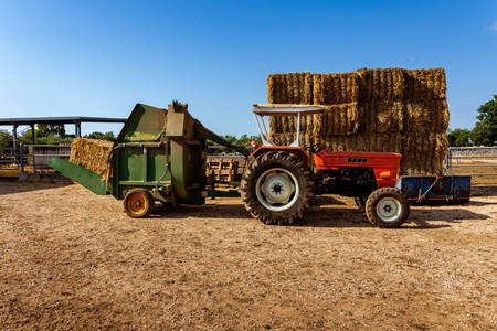 Трактор с прессом для сена