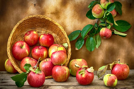 Ябълки в кошница