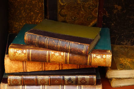 Старовинні книги на полиці
