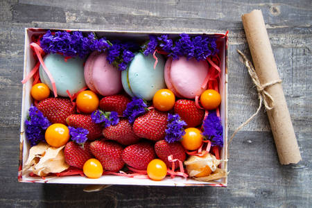 Caja con frutos rojos y macarrones