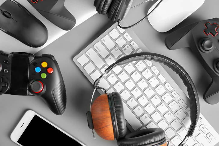 Gamepads, headphones and keyboard