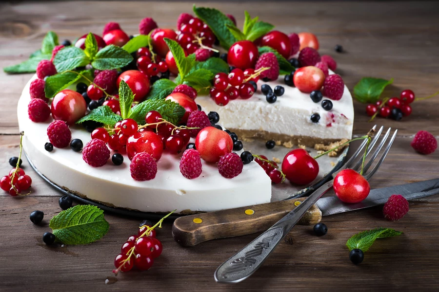 Tarta de queso con bayas y menta