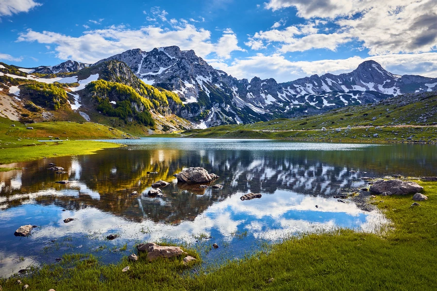 Lago en las montañas de Durmitor