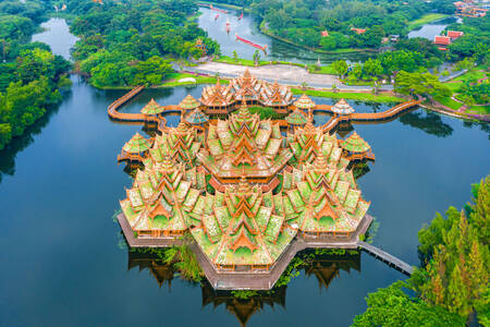 Pavilon osvícených ve starověkém parku Siam