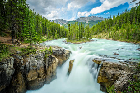 Гірська річка в Канаді