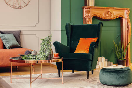 Зеленое кресло в интерьере гостиной