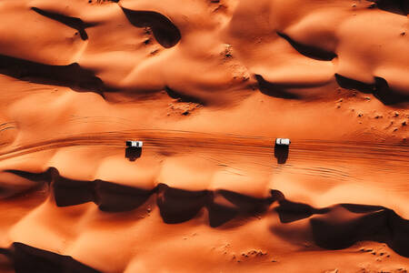 Mașini în mijlocul deșertului