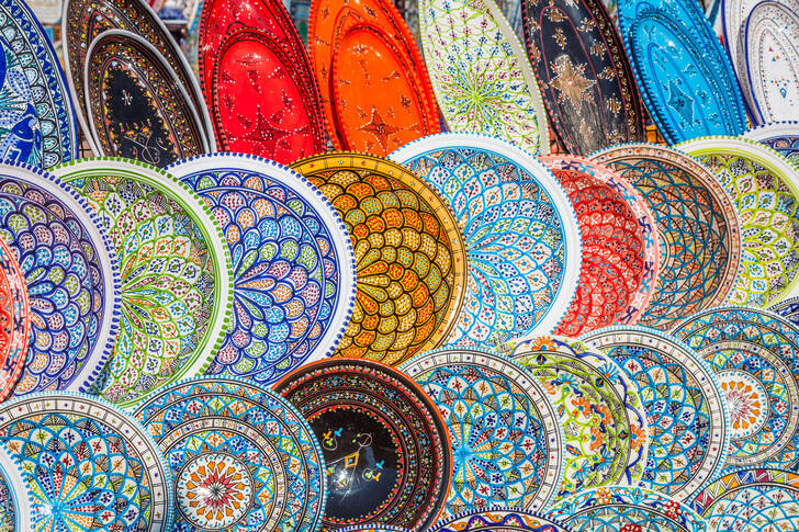 Platos de cerámica en el mercado de Djerba