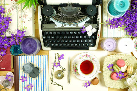 Mașină de scris și flori pe masă