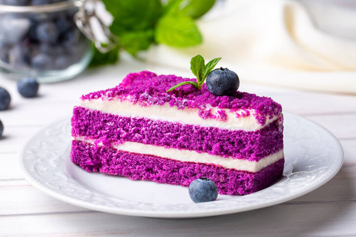 Кусок фиолетового торта