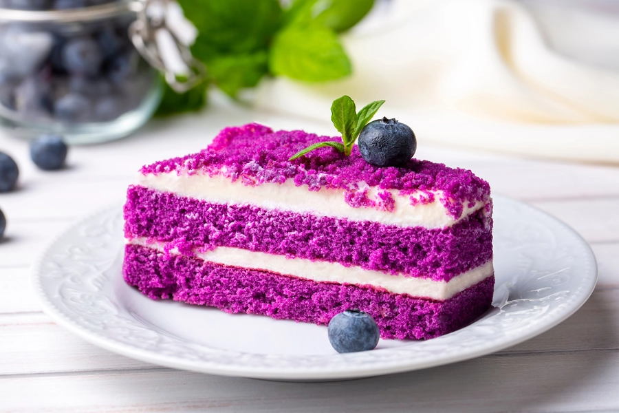 Pedaço de bolo roxo