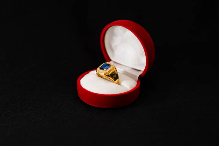 Gouden ring in een doosje
