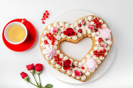 Торта във формата на сърце с цветя