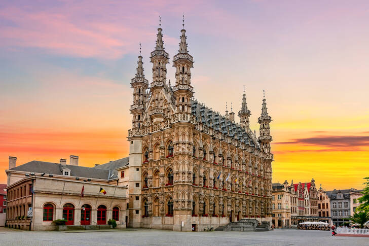 Het stadhuis van Leuven bij zonsondergang