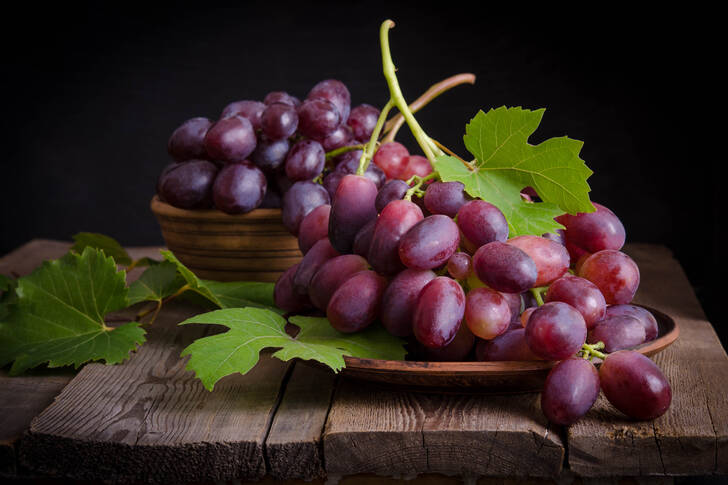Темный виноград в миске