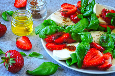 Salade met aardbeien en mozzarella