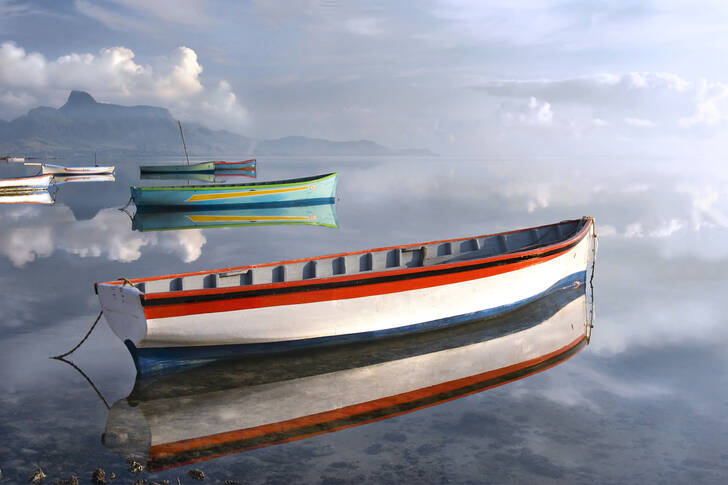 Paadid udusel järvel